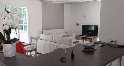 Villa close to shops in wooded grounds, 3km from the beach, rated 3*.