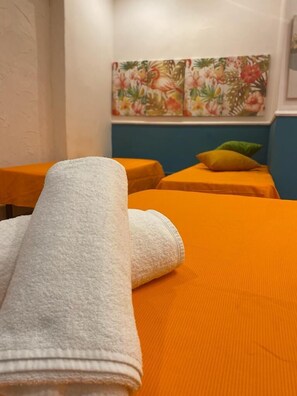 Ropa de cama hipoalergénica, escritorio y wifi gratis 