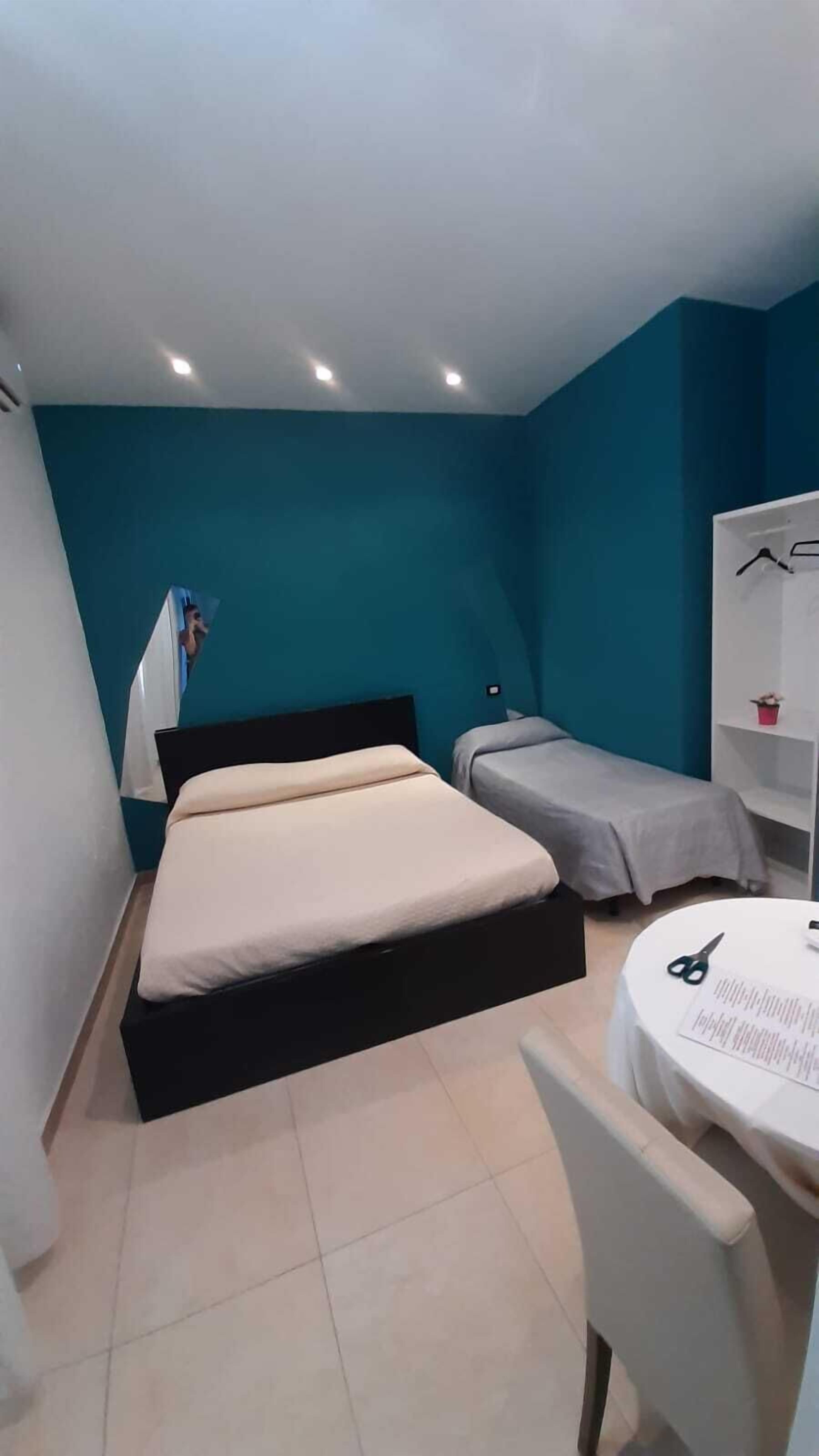 Ropa de cama hipoalergénica, escritorio, wifi gratis