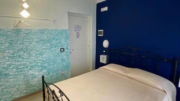 Brusehoved med spredningseffekt, hårtørrer, bidet, håndklæder