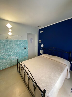 Douche à « effet pluie », sèche-cheveux, bidet, serviettes fournies