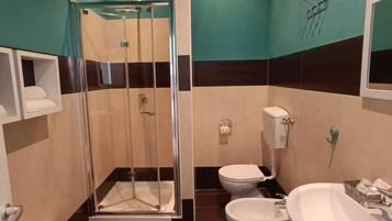 Regadera tipo lluvia, secadora de cabello, bidet, toallas