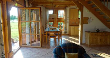 Ferienhaus mit großer Wiese an Naturschutzsee