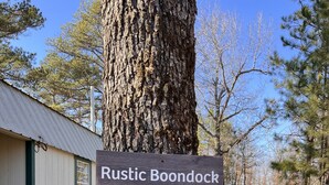 A rustic boondock sign with a directional arrow pointing to the right, indicating a path. - Rustic Boondock - Peaceful tiny home on 143 acres! (Eureka Springs)