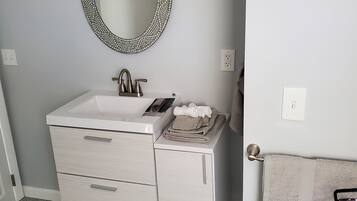 Regadera, secadora de cabello, toallas, jabón