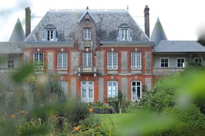 Exterior - Family chateau in the middle of its large wooded park. (Hugleville-en-Caux)