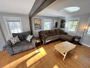 Een smart-tv en een computerscherm