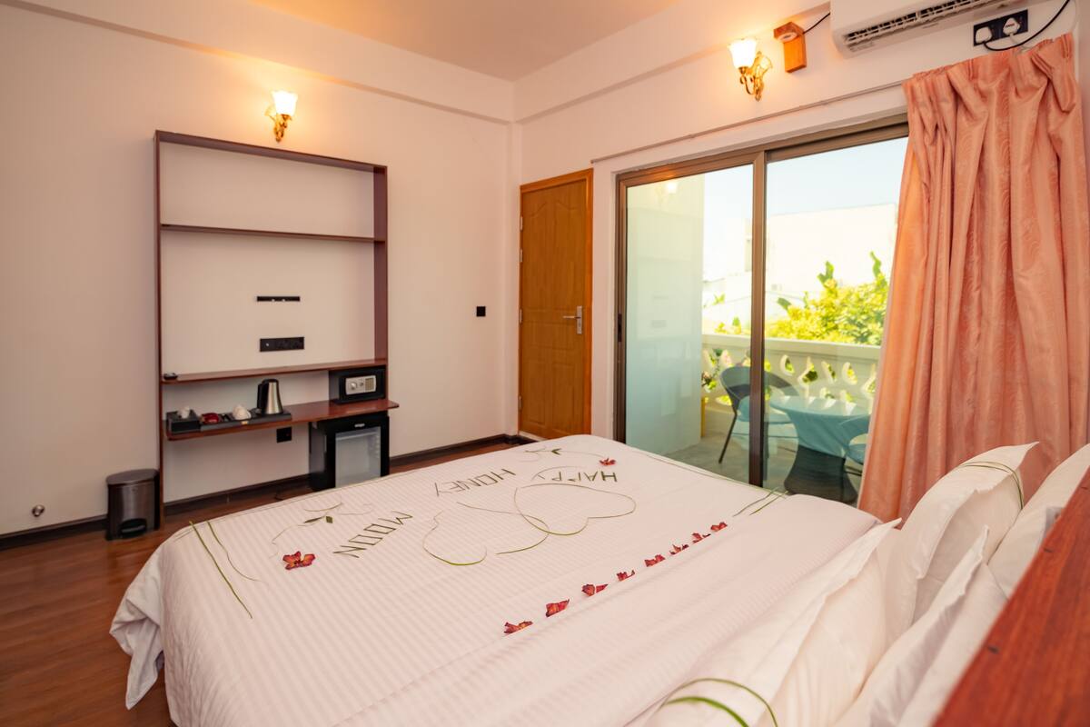 Minibar, brankas, meja kerja, dan ruang kerja ramah laptop