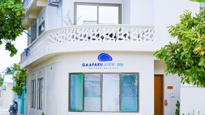 Un bâtiment sur lequel on peut lire l’inscription suivante : « GAAFARU.VIEW INN, Maldives ».