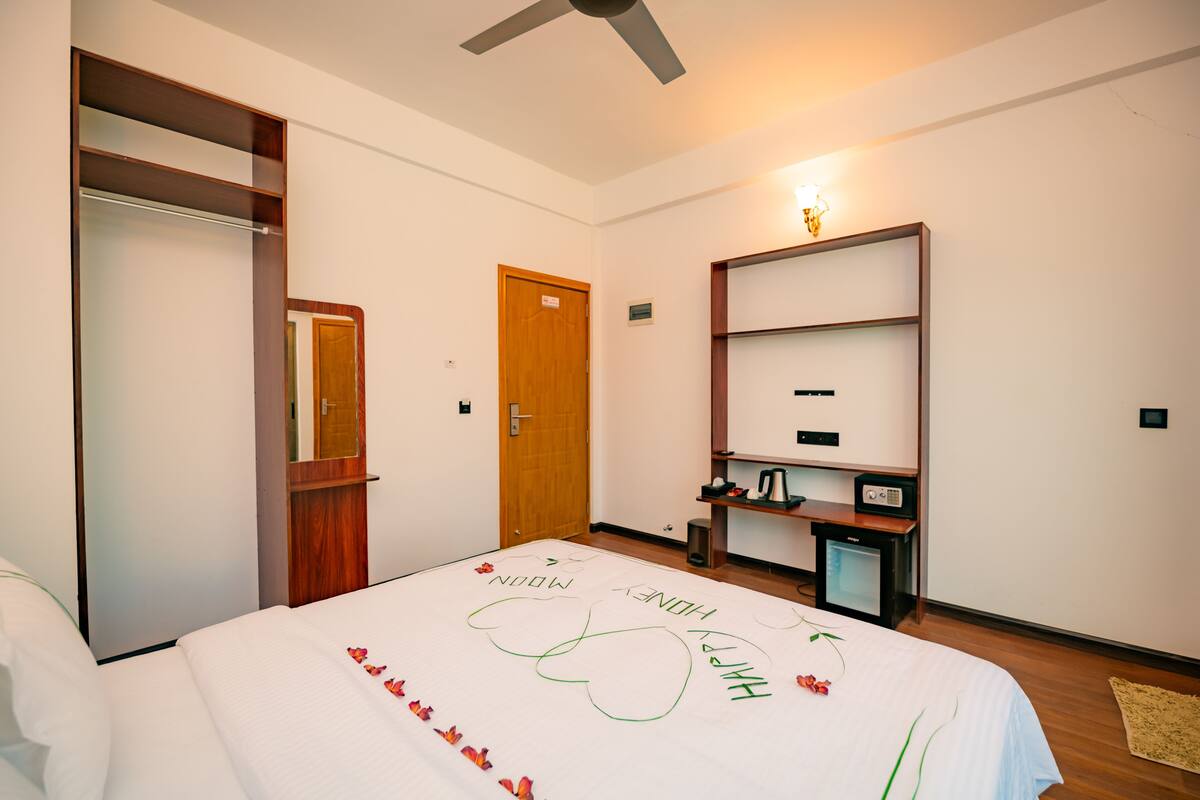 Kamar Double atau Twin Deluks, pemandangan kota | Minibar, brankas, meja kerja, dan ruang kerja ramah laptop