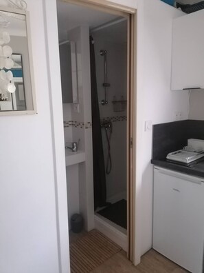 Shower, hair dryer, toilet paper - 50 m from the beach, nice accommodation for 6 people (Les Sables-d'Olonne)