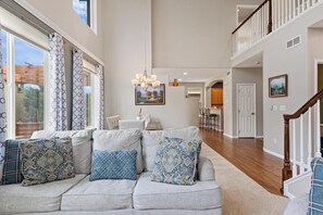 TV connectée, cheminée, jeux vidéo, lecteur de DVD