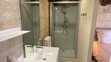 Douche, sèche-cheveux, serviettes fournies, savon