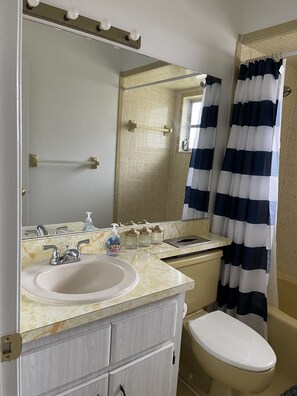 Douche, sèche-cheveux, serviettes fournies, savon