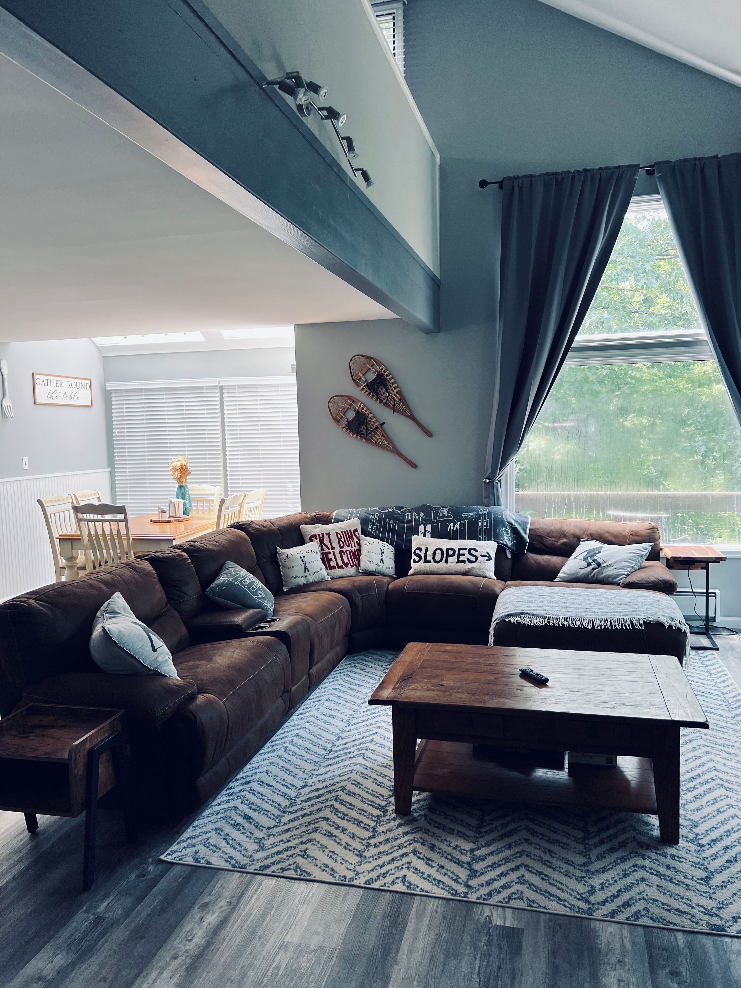 Una Smart TV, una chimenea