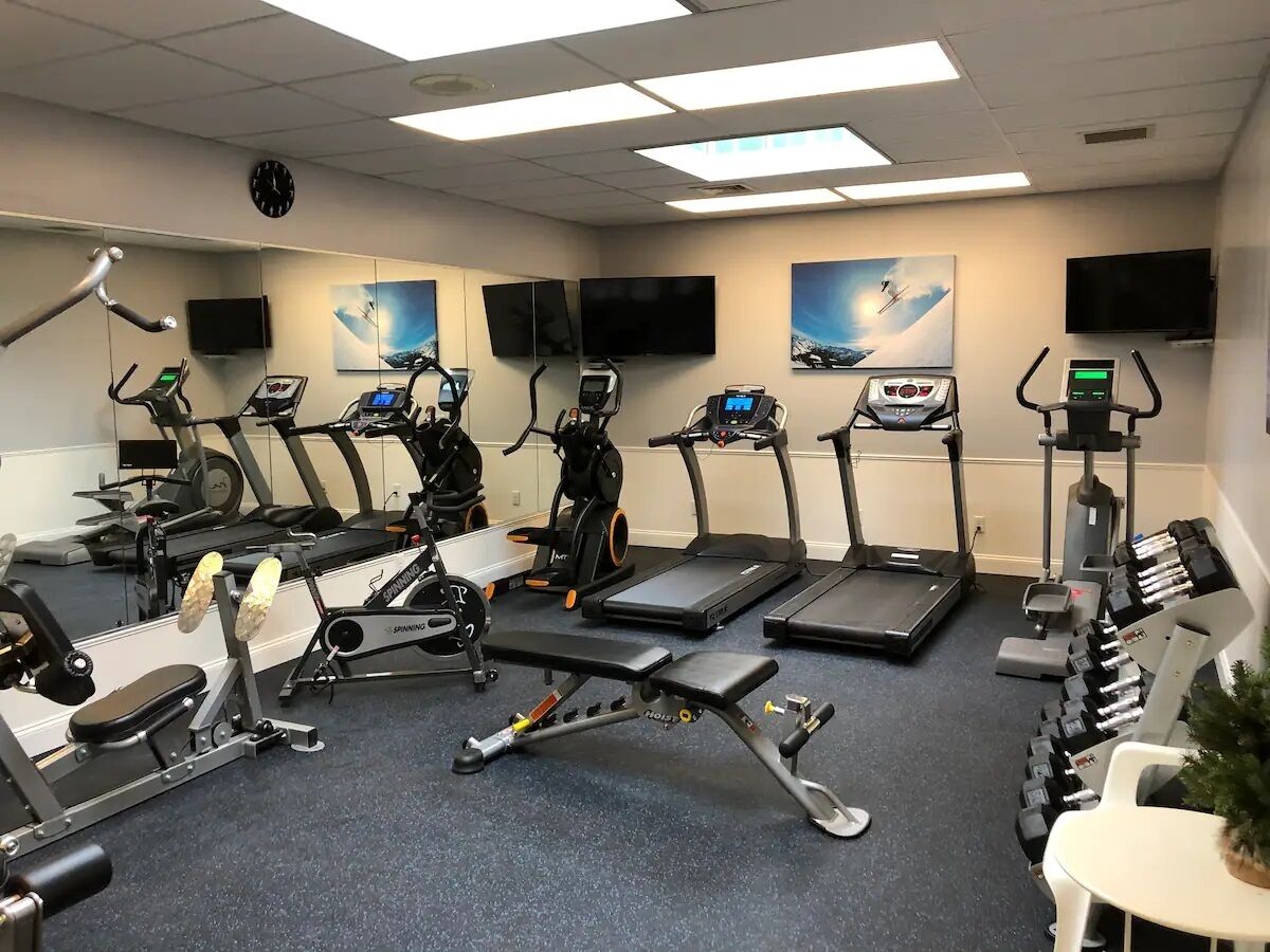Ein Fitnessstudio mit Laufbändern, Ergometer und Kraftgeräten.