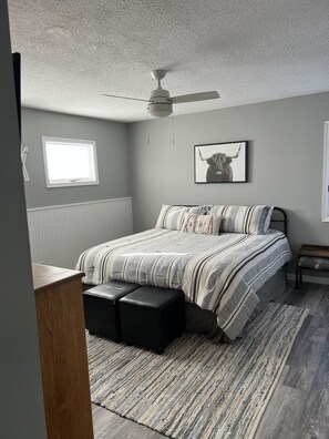 3 makuuhuonetta, työpöytä, silitysrauta/-lauta, vauvan matkasänky