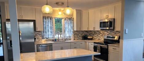 Kjøleskap, mikrobølgeovn, ovn og kokeplater