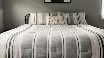 3 Schlafzimmer, Schreibtisch, Bügeleisen/Bügelbrett, Reisekinderbett