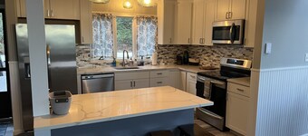 Spacious 3BR Townhouse: Near Camelback, Kalahari, Aquatopia & Great Wolf Fun