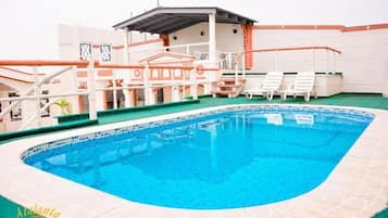 Alberca al aire libre por temporada y camastros