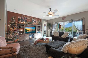 Smart TV, tavolo da ping pong, libri, impianto stereo