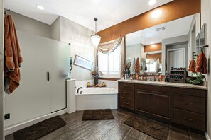 Dusche, Whirlpool, Handtücher, Toilettenpapier
