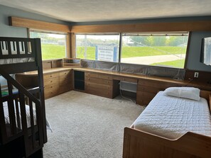 4 bedrooms, desk, free WiFi, bed sheets