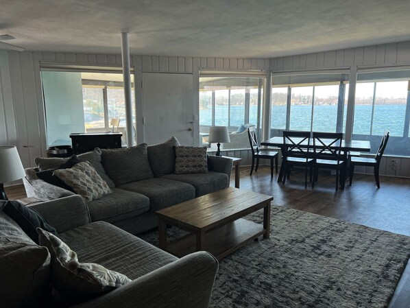 Smart TV, libros y impresora 