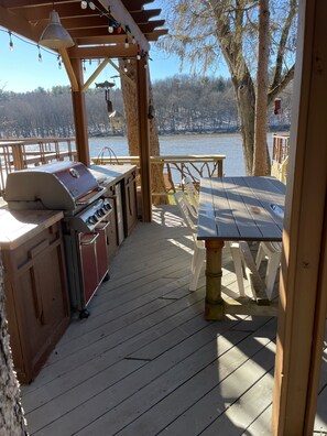 Outdoor dining - Getaway Cabin on the Rock River, enjoy kayaking, canoeing and fishing (Oregon)