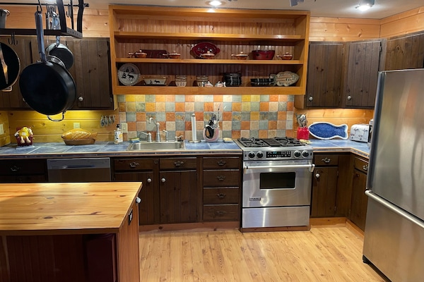 Kylskåp, mikrovågsugn, ugn och spishäll