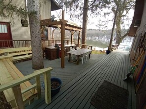 Outdoor dining - Getaway Cabin on the Rock River, enjoy kayaking, canoeing and fishing (Oregon)