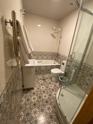 Business Triple Room | Bathroom | Towels