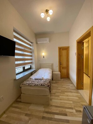 Habitación individual económica | Mobiliario individual, escritorio, espacio para trabajar con un portátil
