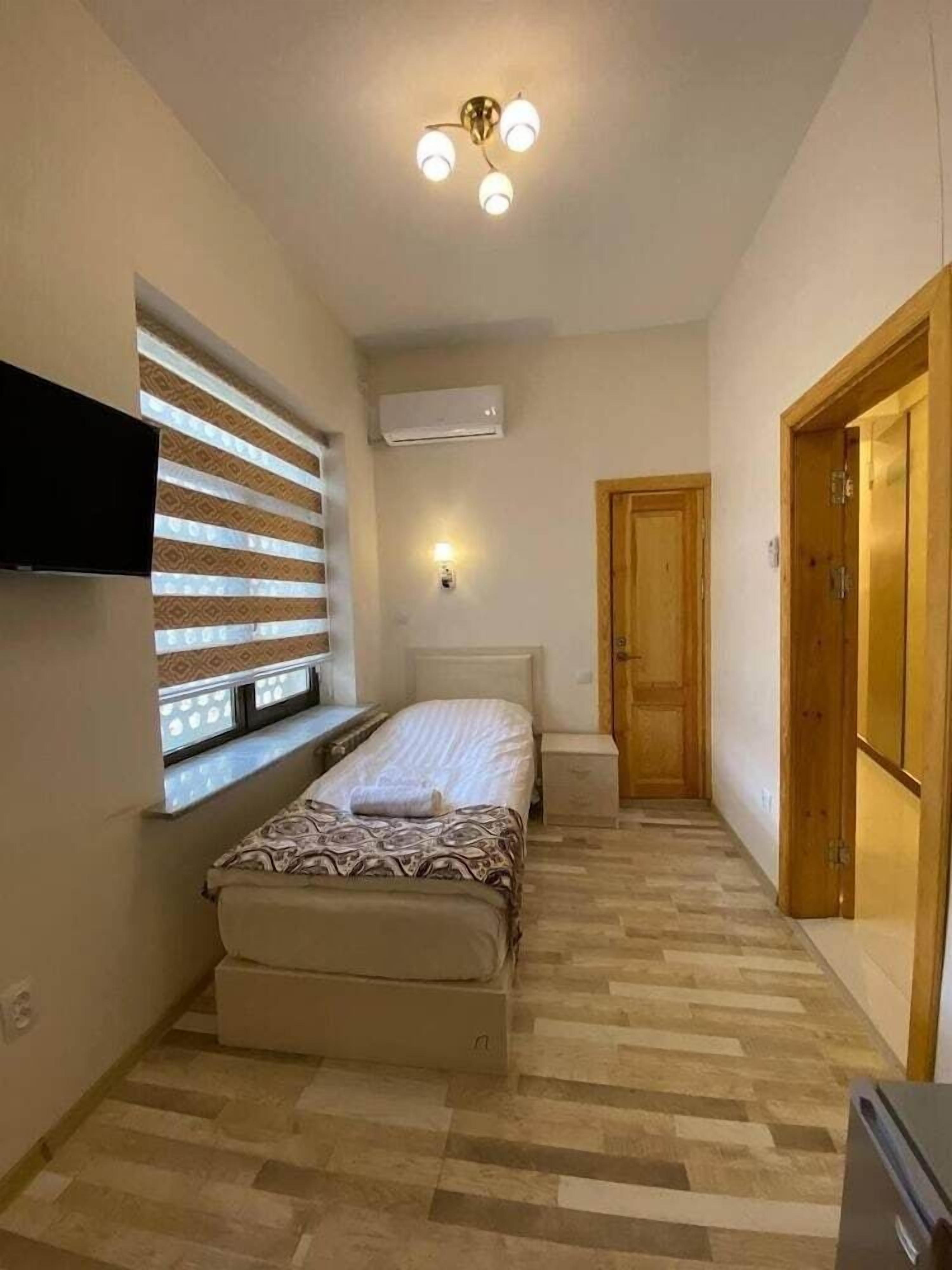Individually furnished, desk, laptop workspace, free WiFi