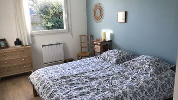 2 habitaciones, escritorio y tabla de planchar con plancha