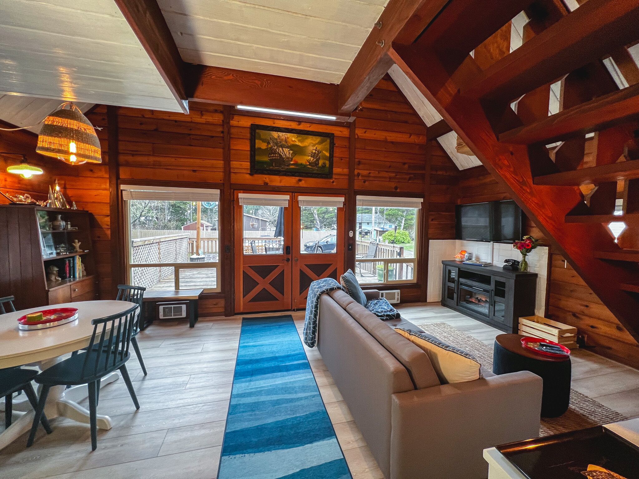 TV, fireplace