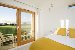 3 bedrooms, desk, iron/ironing board, travel cot - Eco friendly house in Chichester near Goodwood (Chichester)