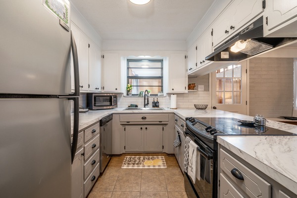 Kylskåp, mikrovågsugn, ugn och spishäll