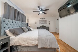 4 chambres, bureau, fer et planche à repasser, lit parapluie