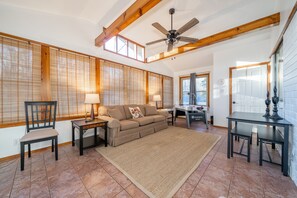 TV connectée, lecteur de DVD, livres, vidéothèque