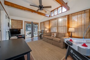 TV connectée, lecteur de DVD, livres, vidéothèque