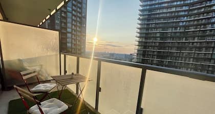 Spacious apartment in the heart of Toronto! Close to historic & touristic sites.