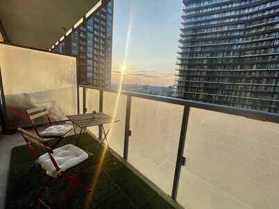 Spacious apartment in the heart of Toronto! Close to historic & touristic sites.