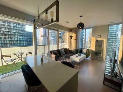 Spacious apartment in the heart of Toronto! Close to historic & touristic sites.