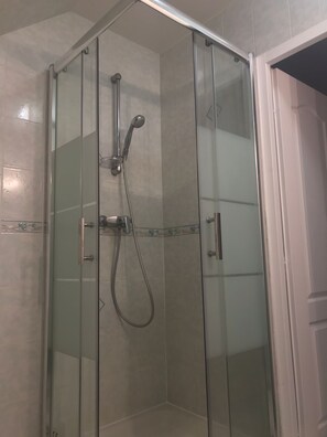 Haartrockner, Handtücher, Seife, Shampoo