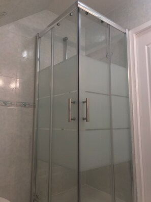 Sèche-cheveux, serviettes fournies, savon, shampoing