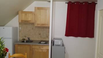 Een koelkast, een microgolfoven, een kookplaat