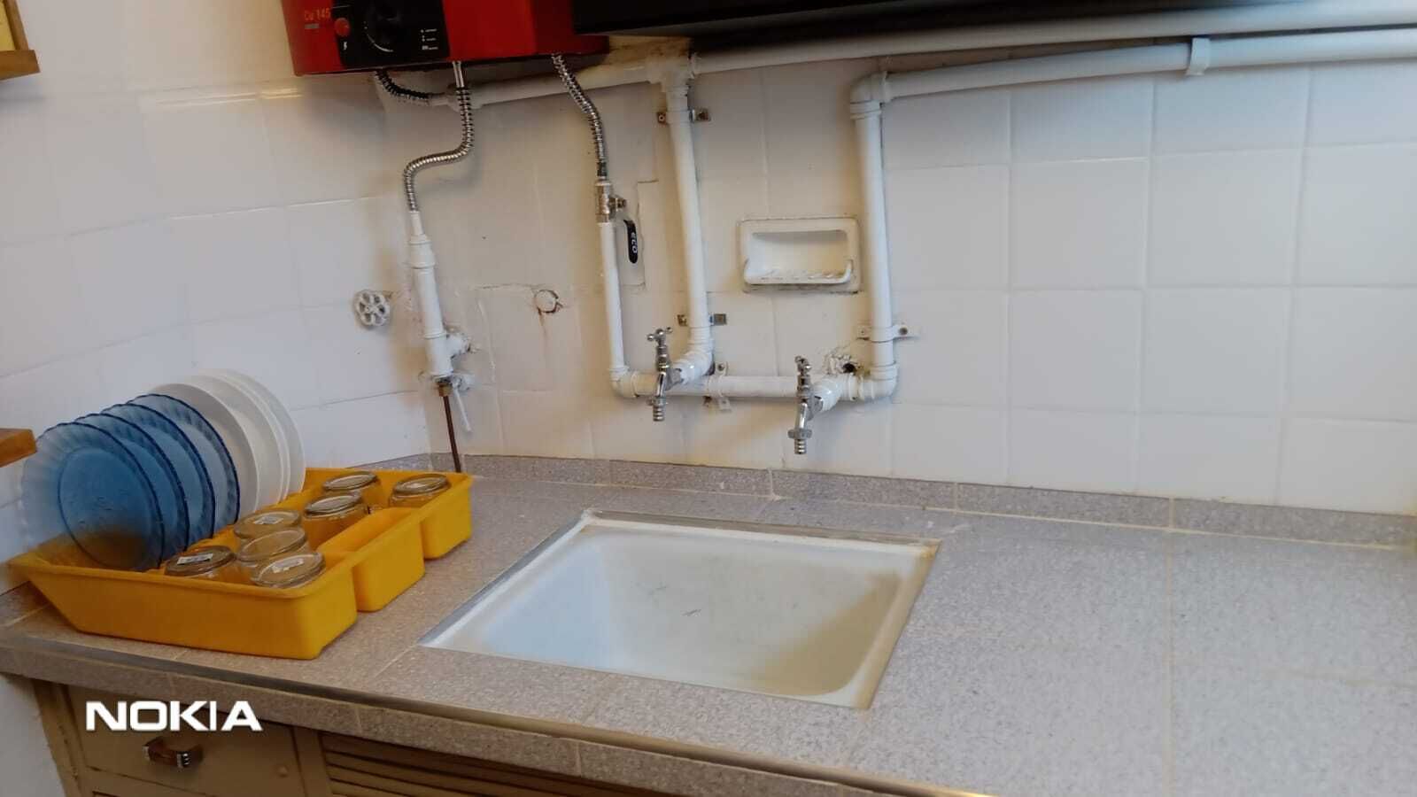 Microondas, horno, parrilla de estufa y utensilios de cocina 