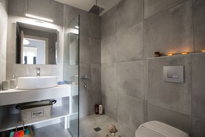 Doccia, asciugacapelli, asciugamani, sapone